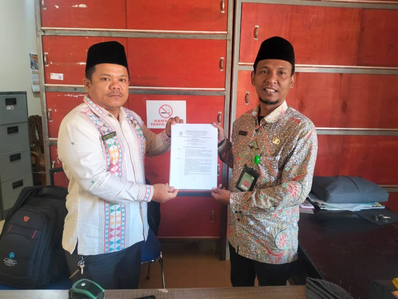 Perkuat Legalitas, Tiga Lembaga KUA Kemenag Tobasa Serahkan SK Majelis Taklim Ke Operator Simpenais