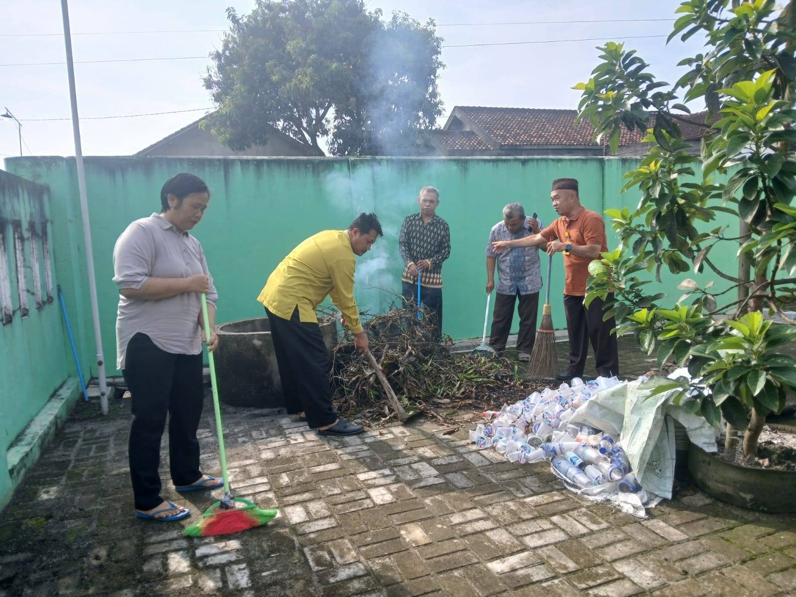 KUA Sekampung Rutin Laksanakan GEMAH ASRI Setiap Hari Jum’at
