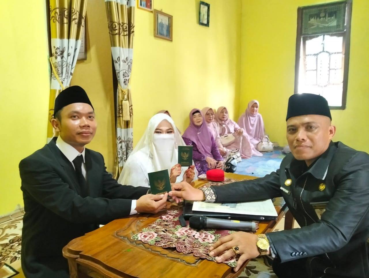 Penghulu KUA Labuhan Maringgai Catat Pernikahan Ma’ruf dan Maratuz