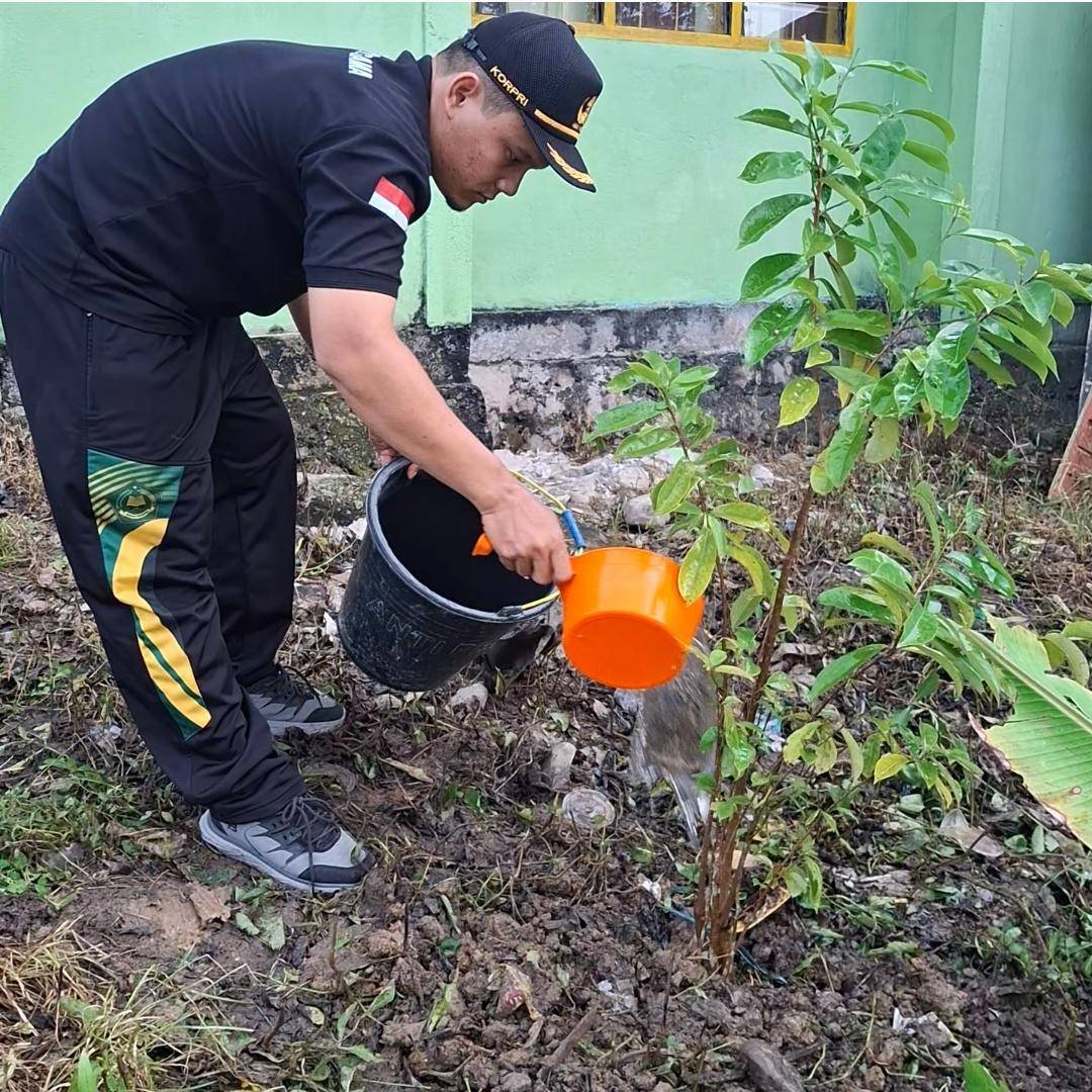 Implementasi Ekoteologi, CPNS Penghulu KUA Lolowa'u Lakukan Aksi Penanaman Bibit Pohon