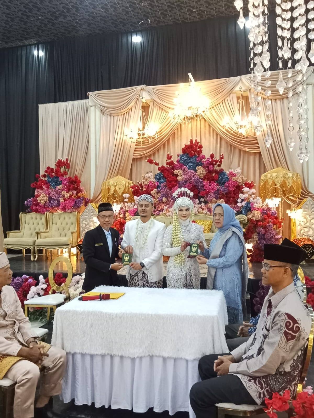 Ka. KUA Pekanbaru Kota Pimpin Pelaksanaan Akad Nikah Vio dan Kevin
