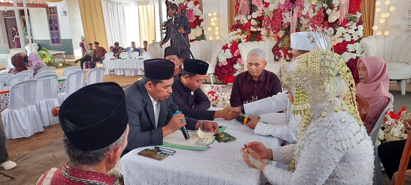 Plh Kepala KUA Raman Utara Pimpin Akad Nikah Rio-Yunita