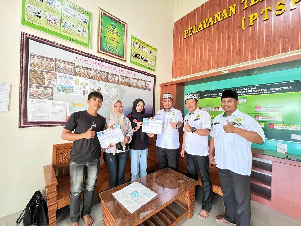 KUA Labuhan Ratu Serahkan Dokumen Nikah Terpadu Enam Pengantin