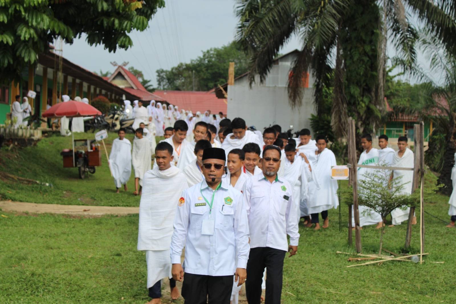 Kepala KUA Pangean Langsung Membimbing Kegiatan Manasik Haji di MTsN 1 Kuansing
