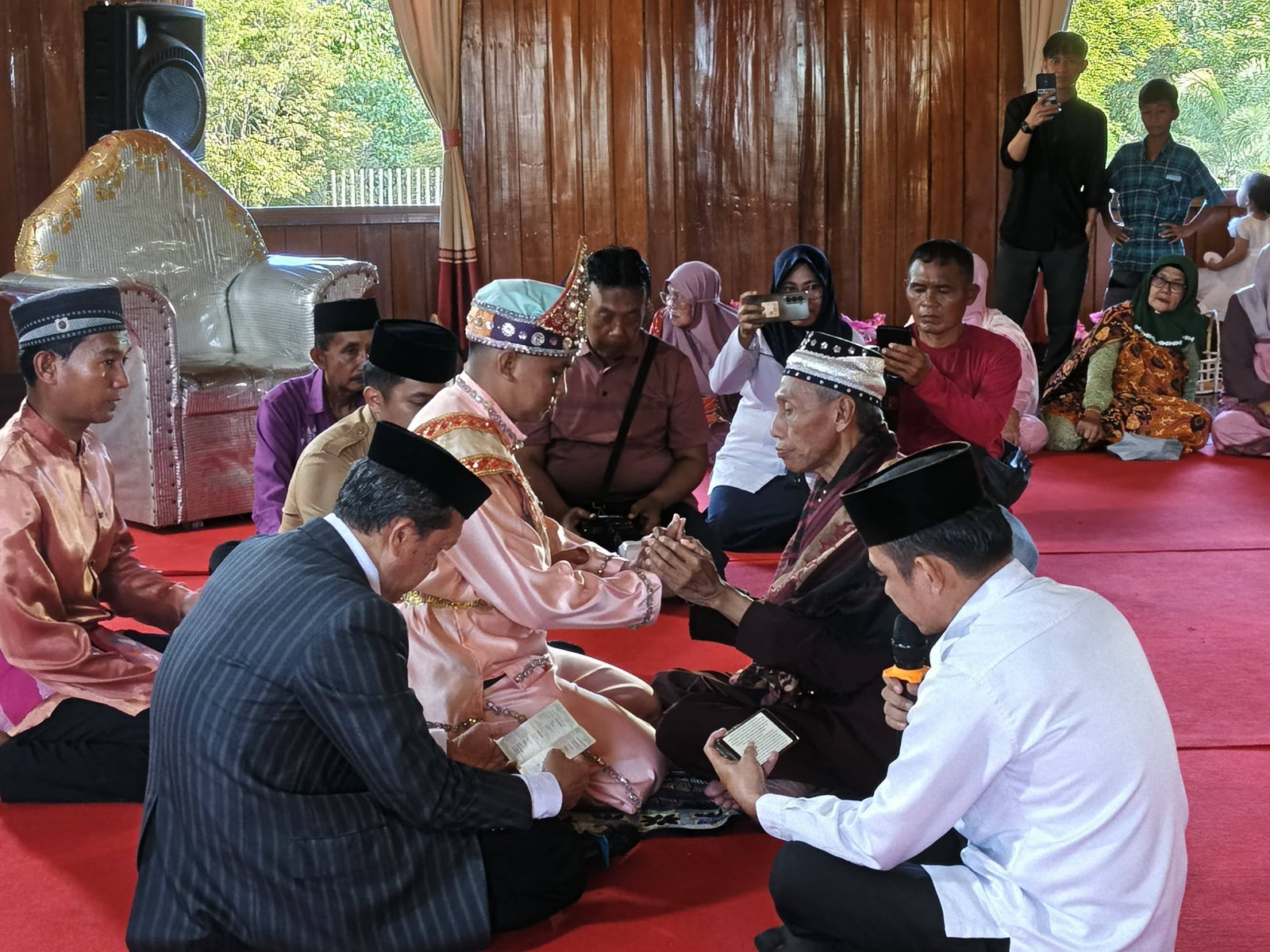 Harmoni Adat dan Syariat: KUA Transformasi Kota Selatan Kawal Akad Nikah di Rumah Adat Dulohupa