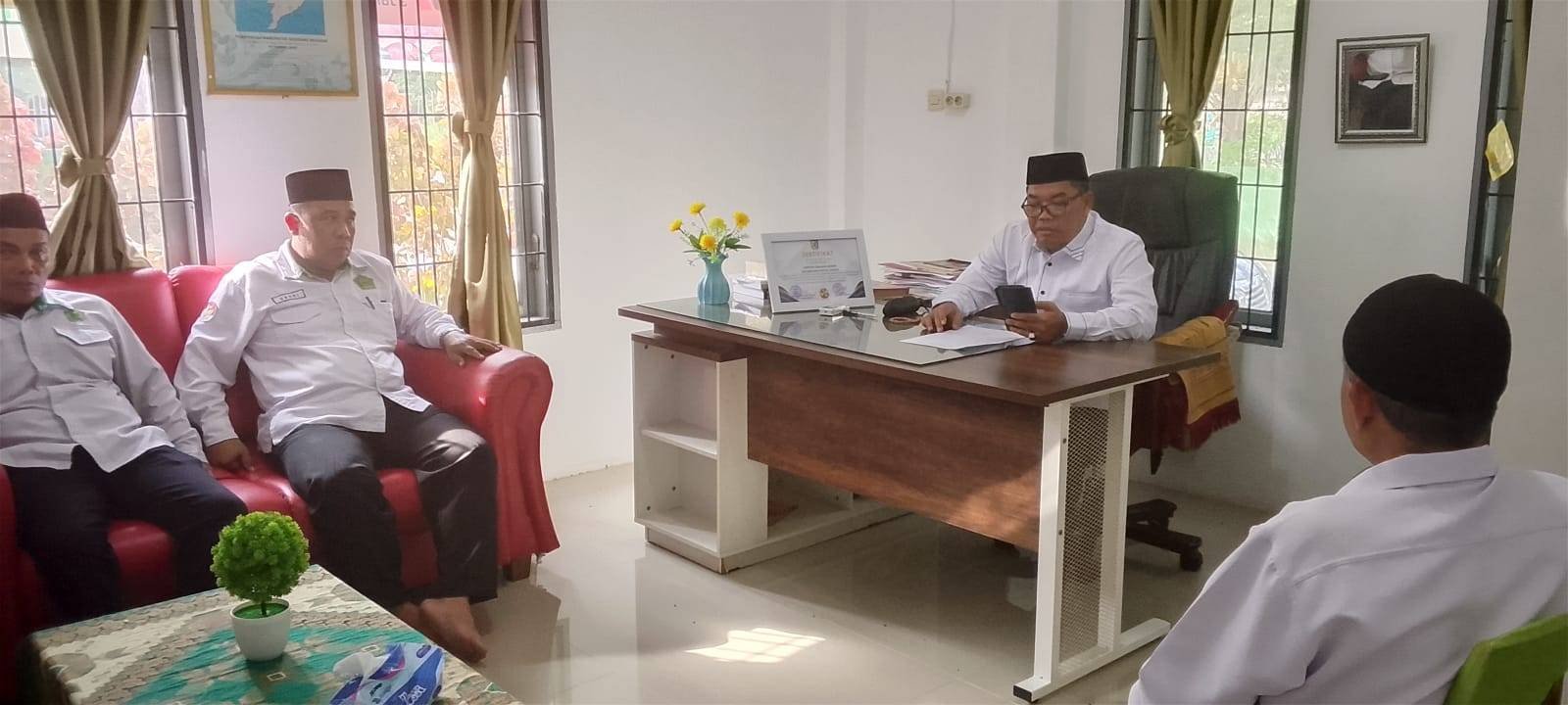 Kepala KUA Pantai Cermin Gaungkan Moderasi Beragama dan Pelayanan Prima dalam Rakor Pegawai