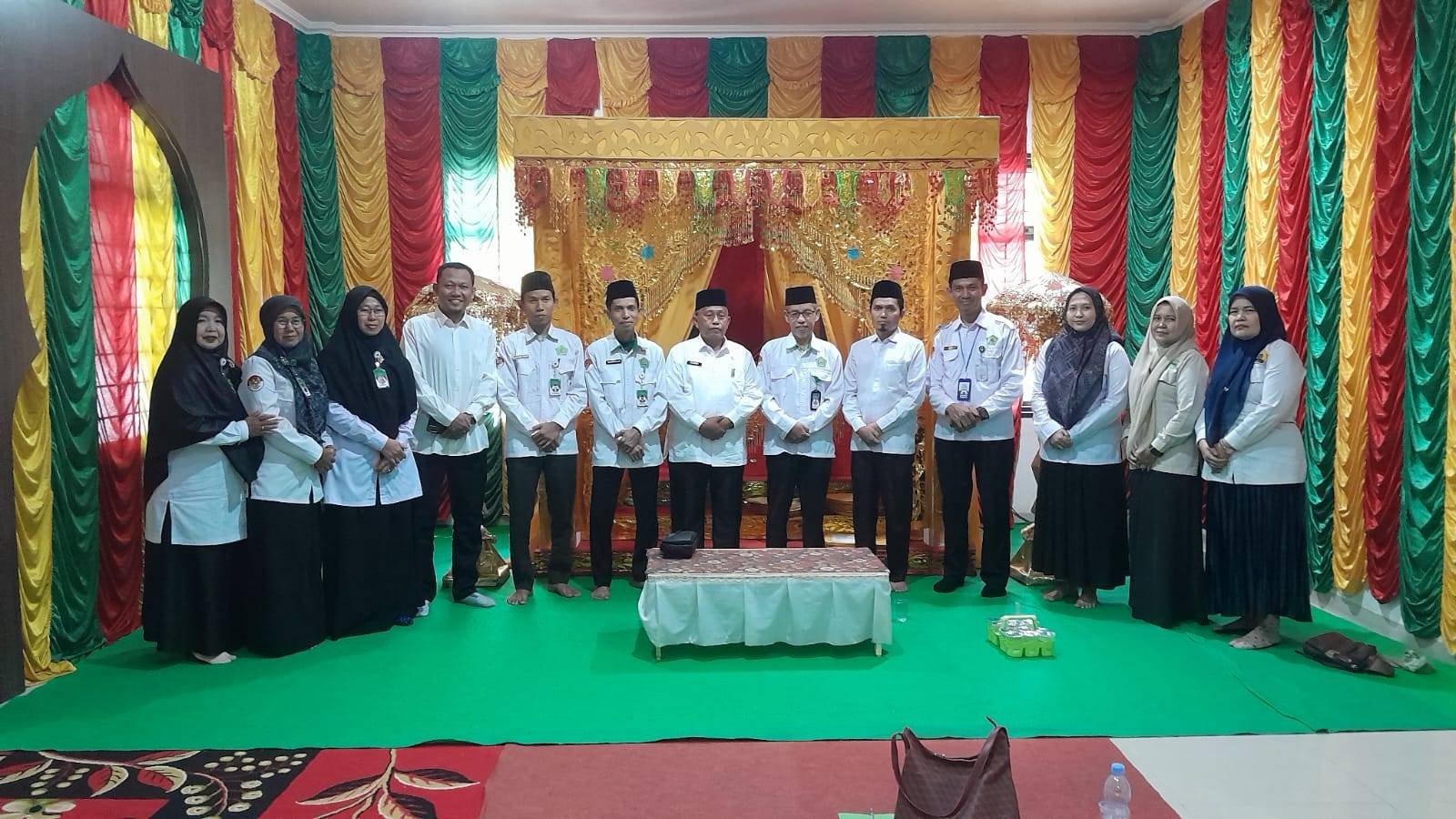 Ka. KUA Pekanbaru Kota Sambut Kedatangan Tim Monev Dari Kemenag Kota Pekanbaru.
