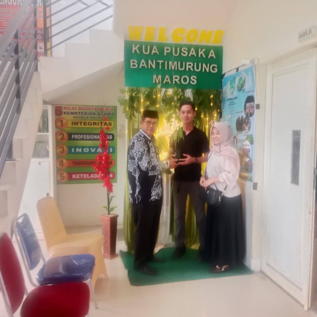 Calon Pengantin Ikut Gerakan Penghijauan melalui Penyerahan Bibit Pohon