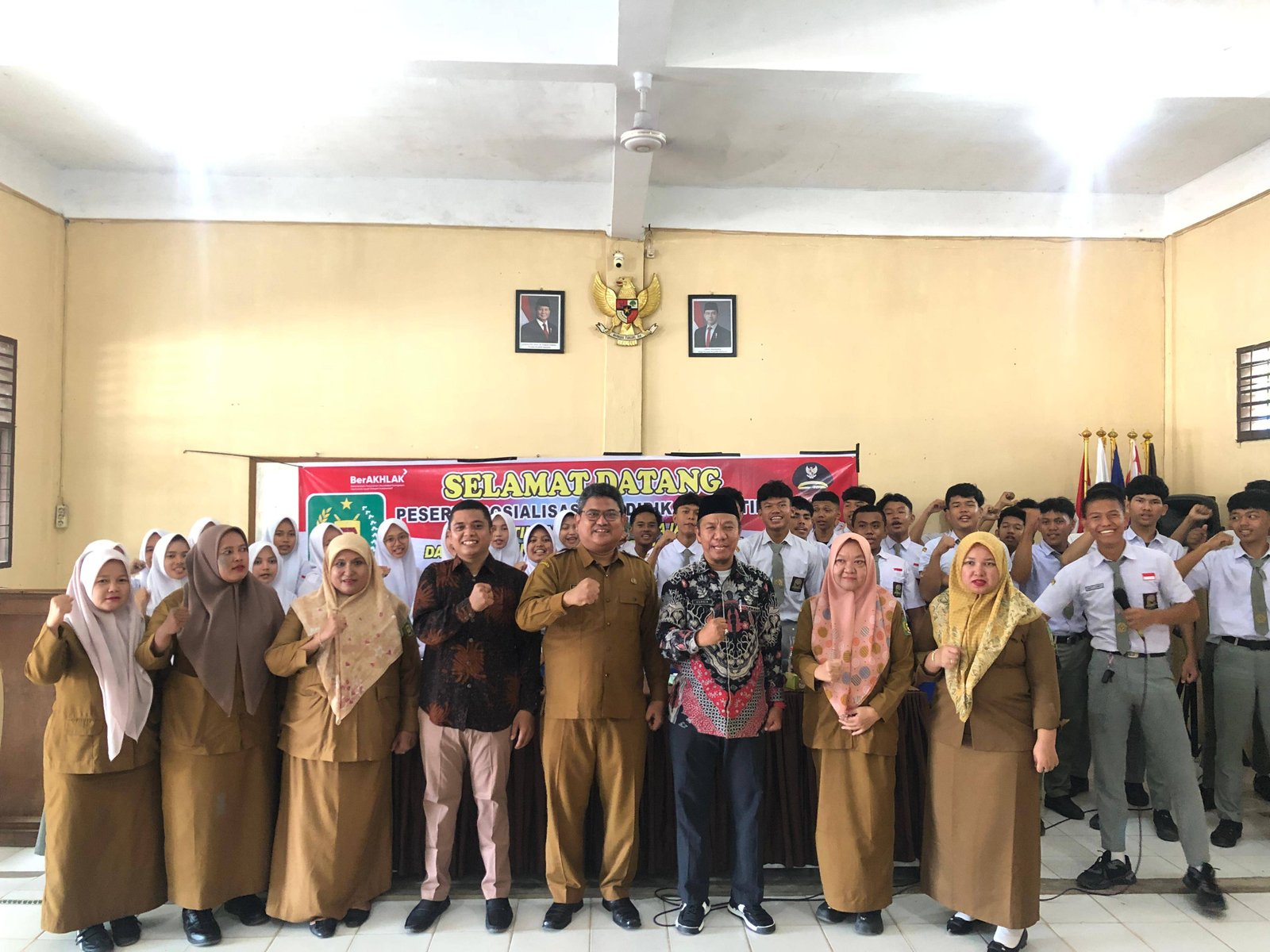 Kepala KUA Salapian jadi Moderator dan Pimpin Doa Sosialisasi Pendidikan Politik Bagi Pelajar