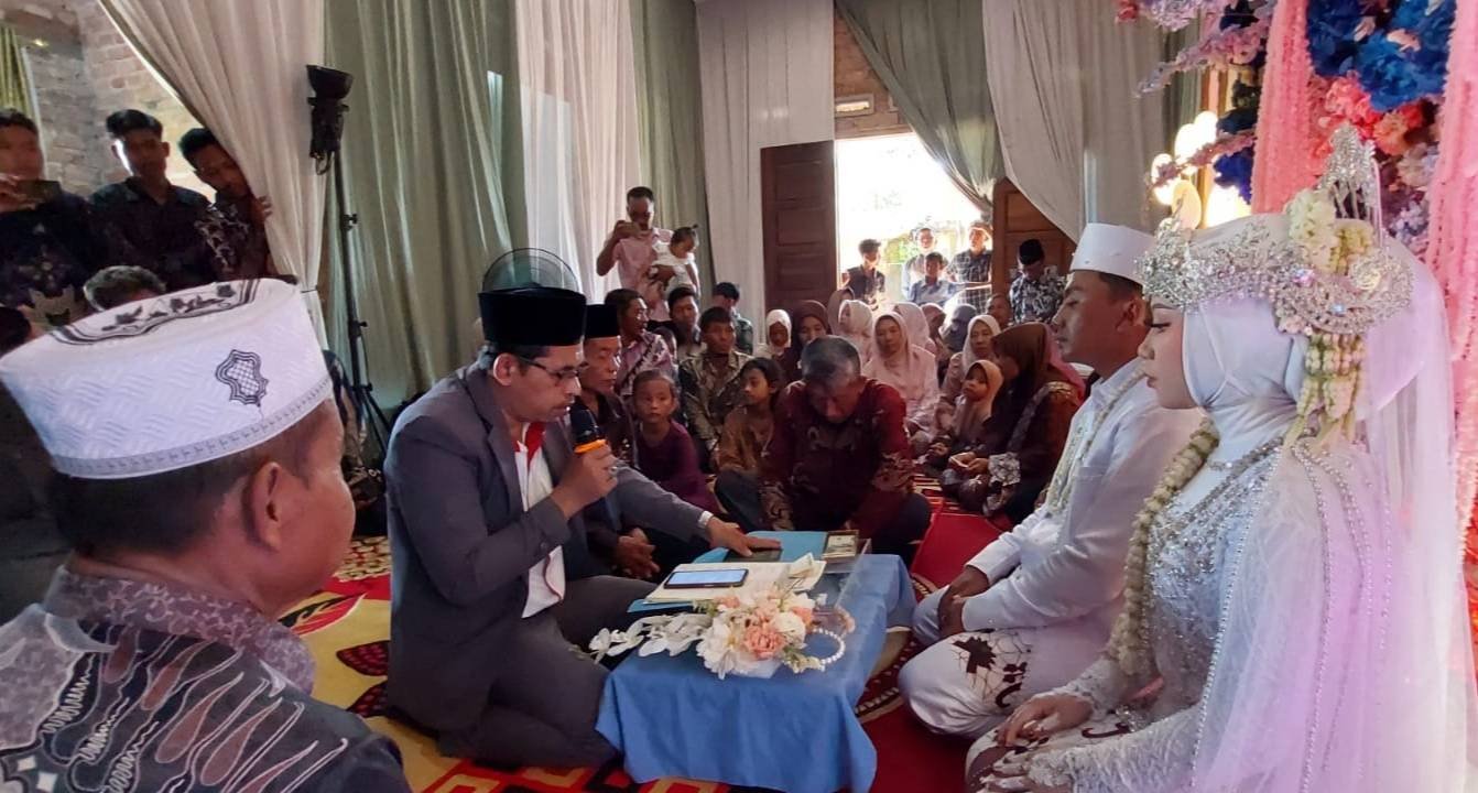 Plh Kepala KUA Raman Utara Pimpin Akad Nikah Khidmat
