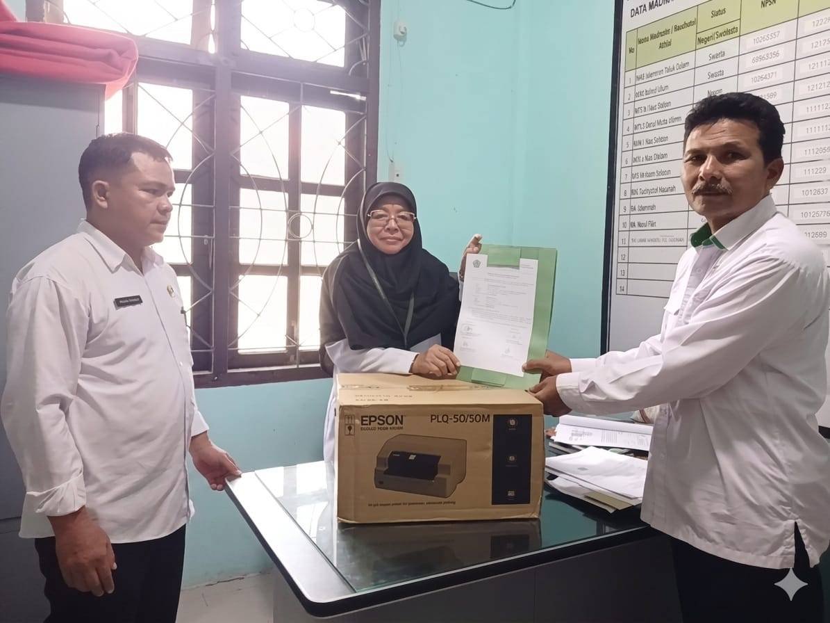 Optimalkan Layanan SIMKAH, Kemenag Nias Selatan Serahkan Printer Passbook ke KUA Lolowa'u