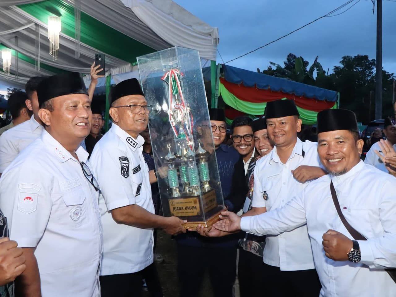 Pertahankan Juara Umum, Kepala KUA dan Camat Sidikalang Terima Piala Bergilir MTQN Bupati Dairi