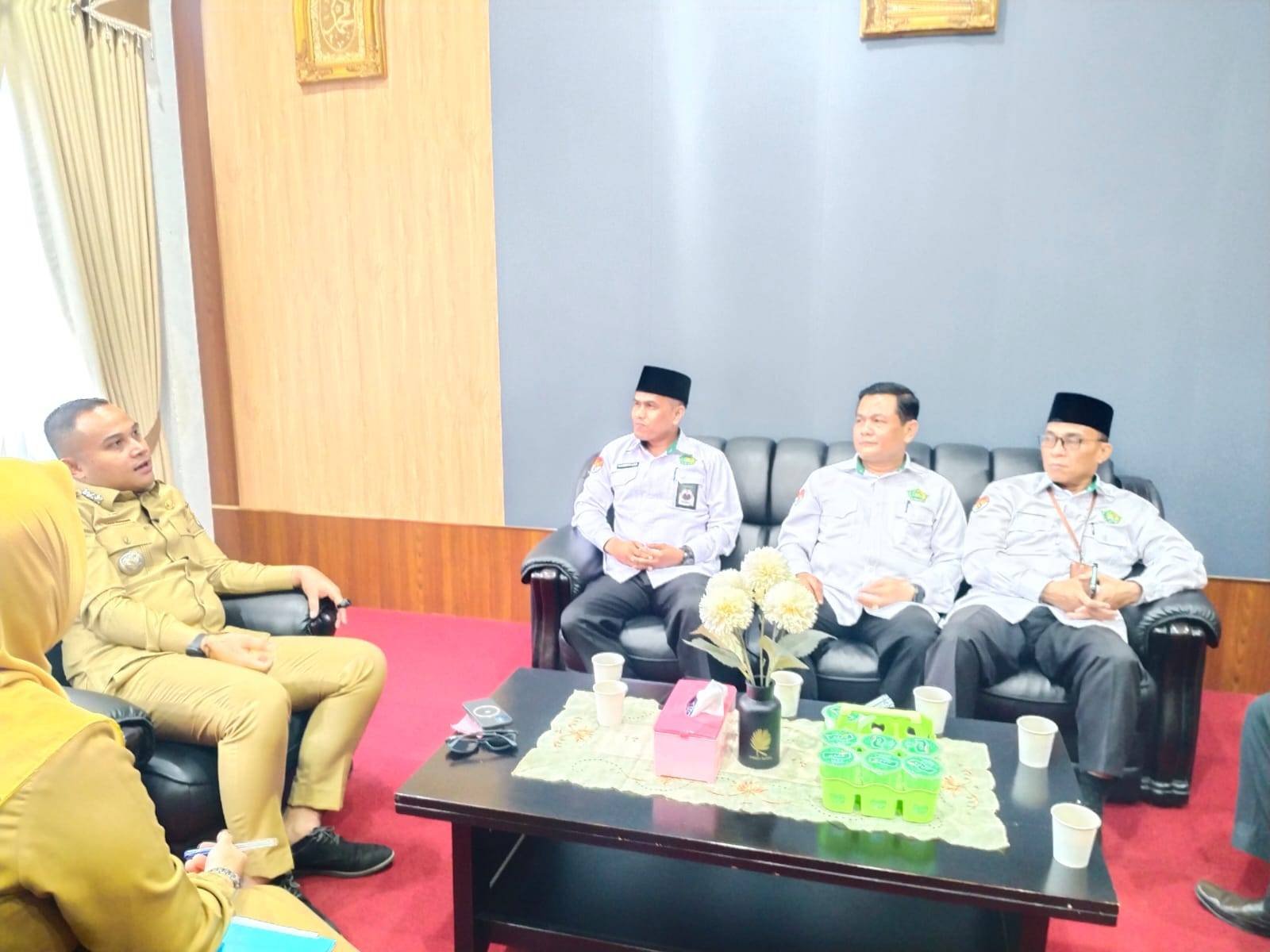 Membangun Sinergitas dan Memperkuat Kordinasi Lintas Sektoral Ka KUA Kec Marpoyan Damai bersama Jajaran berkunjung ke Kantor Camat 