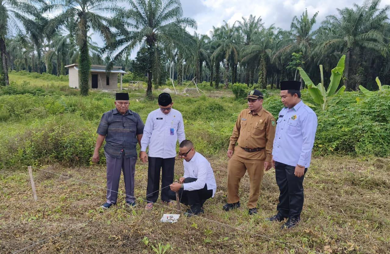 Ka. KUA Ujung Batu Pimpin Pengukuran Kalibrasi Arah Kiblat Masjid Az-Zakirin