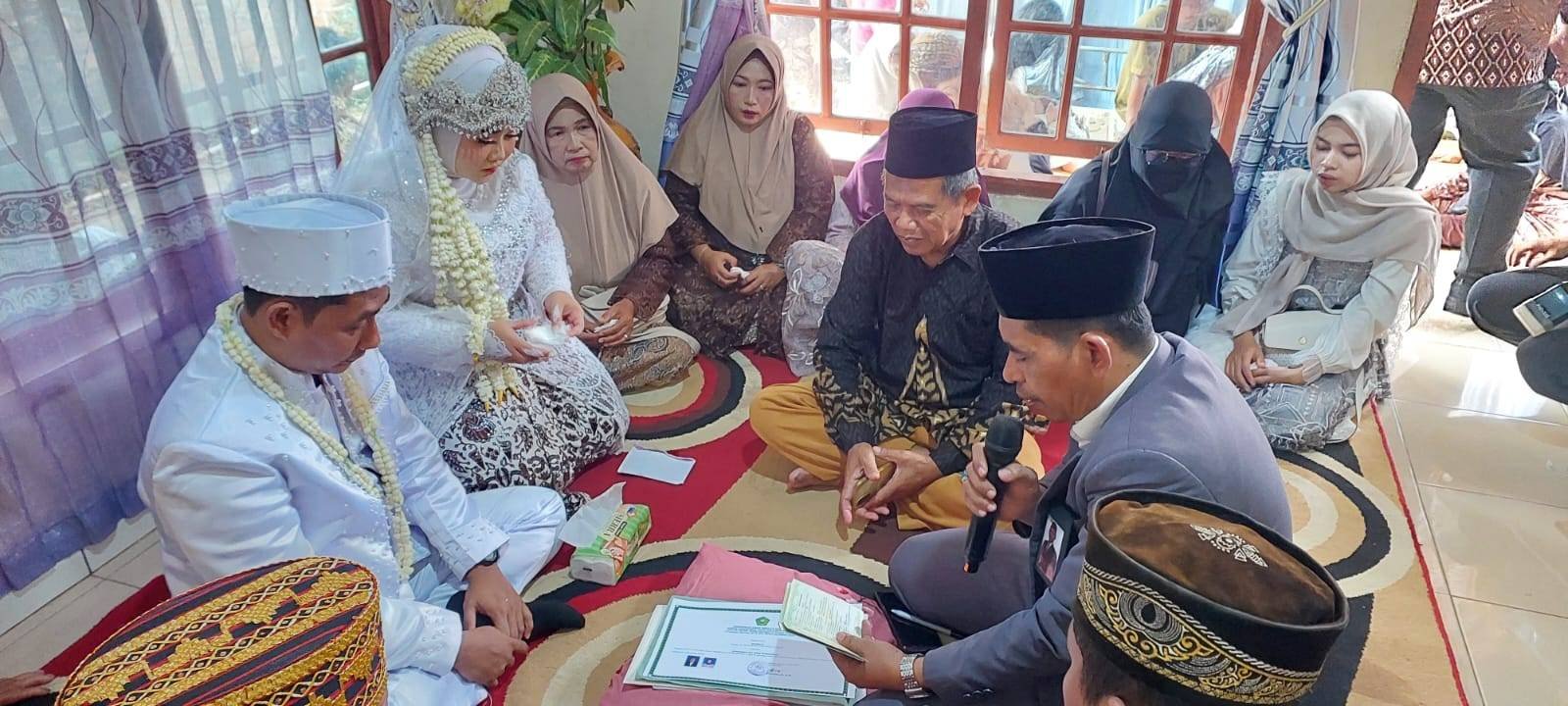 Plh Kepala KUA Raman Utara Pandu Akad Nikah Ratna Daya