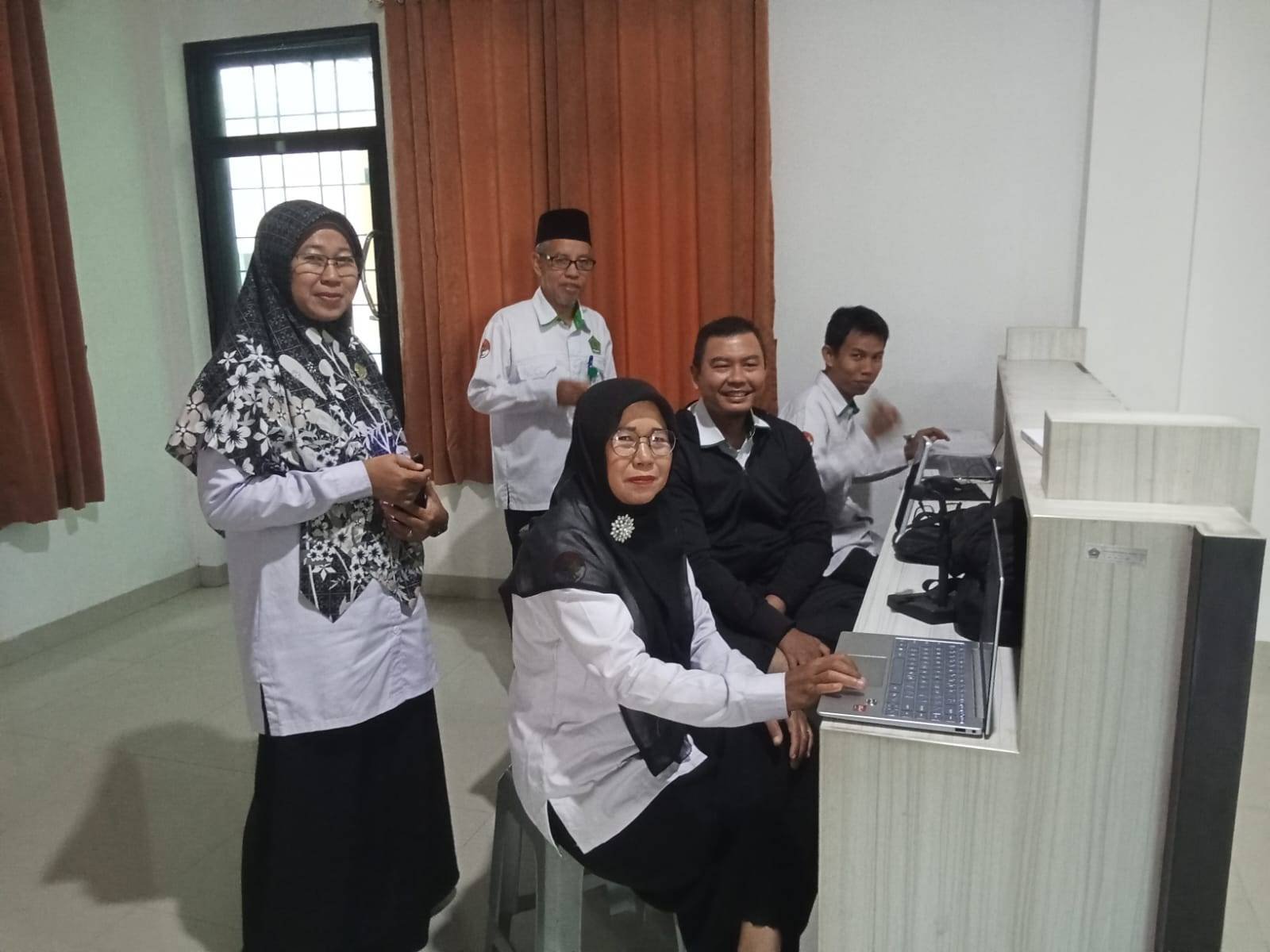 Ka. KUA Pekanbaru Kota Pantau Penyuluh Agama Dalam Mengisi Aplikasi e-PA