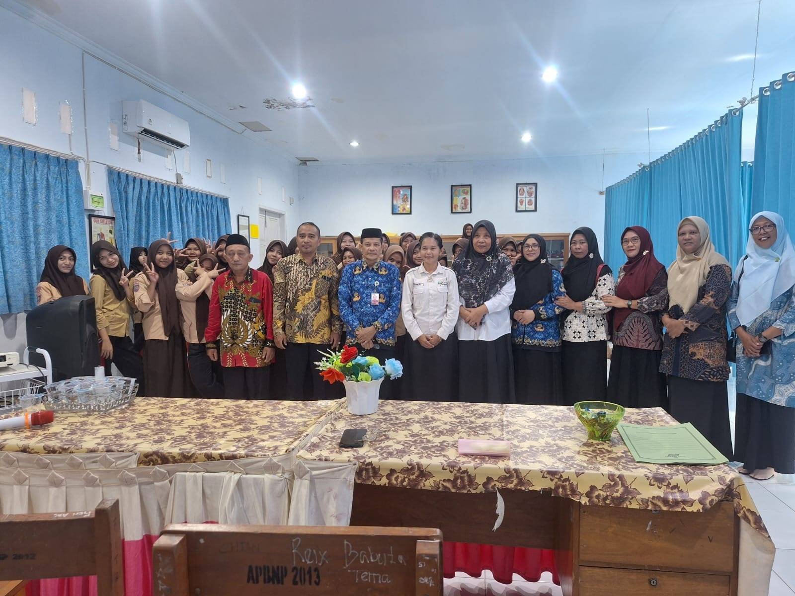 Benteng Moral Remaja: Kepala KUA Marton Abdurrahman bersama Penyuluh Luncurkan Program BRUS & Tanda Tangan MoU di SMK Kesehatan Bakti Nusantara