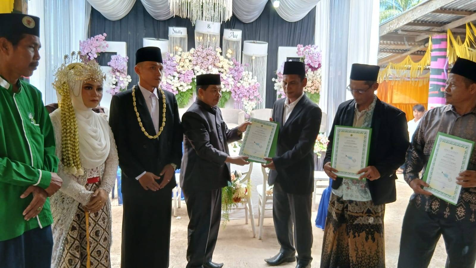 Ka. KUA Rambah Catat Nikah sekaligus Serahkan Sertifikat Verifikasi  Pengukuran Arah Kiblat Masjid dan Musholla se- Desa Pasir Baru