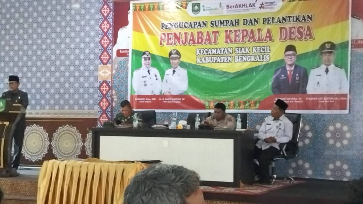Hadiri Pelantikan Penjabat Kepala Desa, Kepala KUA Siak Kecil Pimpin Pembacaan Doa