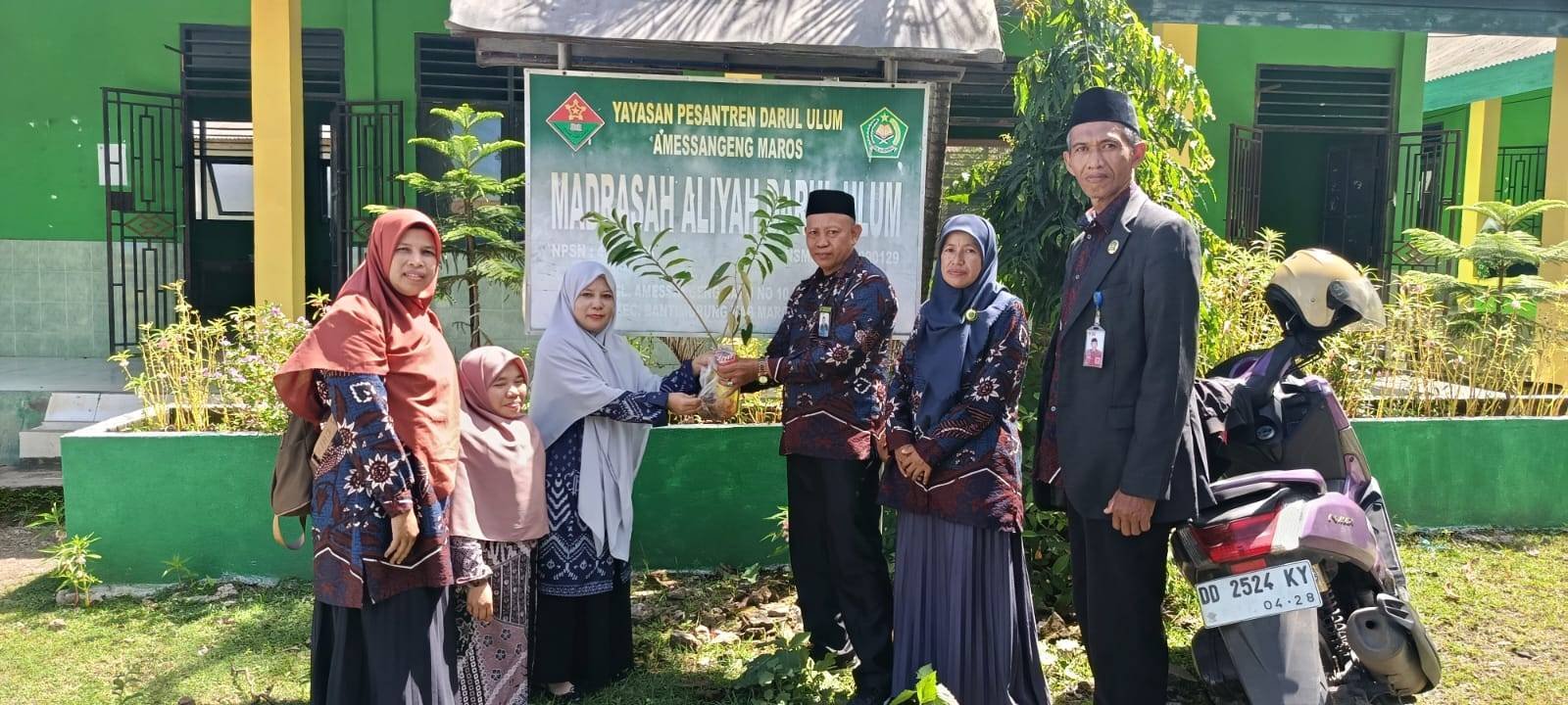 Sinergi GEMAH ASRI KUA Pusaka Bantimurung dan Pesantren Darul Ulum Amessangeng dalam Aksi Penanaman dan Penyerahan Bibit Pohon
