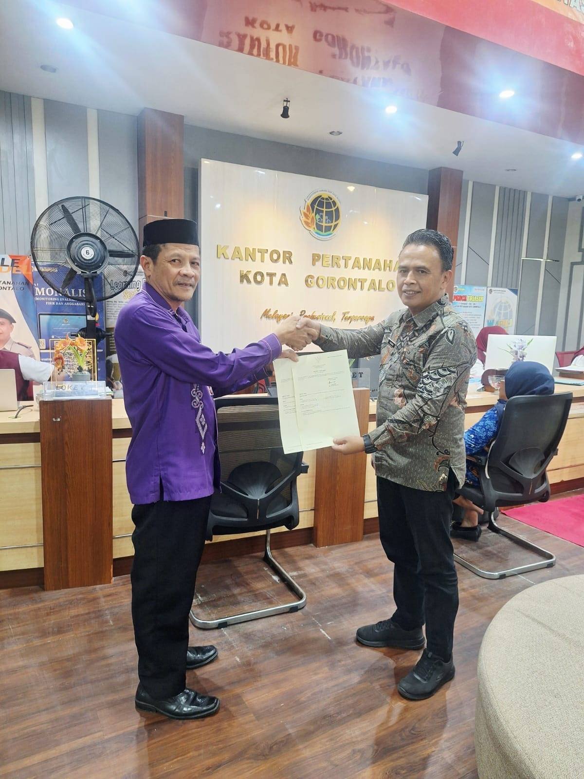 Langkah Konkret Percepatan Sertifikasi: PPAIW KUA Kota Tengah Marton Abdurrahman Terima 2 Sertifikat Tanah Wakaf dari Kepala BPN Kota Gorontalo