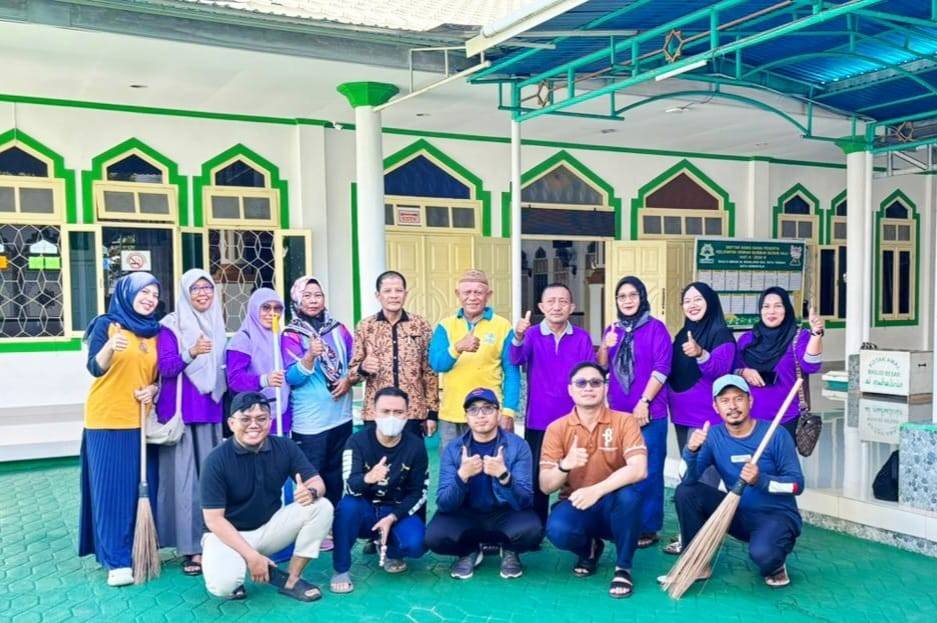 Aksi Jumat Bersih Penuh Berkah: Sinergi BERSIMBAH dan GEMBIRA, ASN Kemenag Kota Gorontalo dan Kua Kota Tengah Bersatu Wujudkan Rumah Ibadah Bersih.