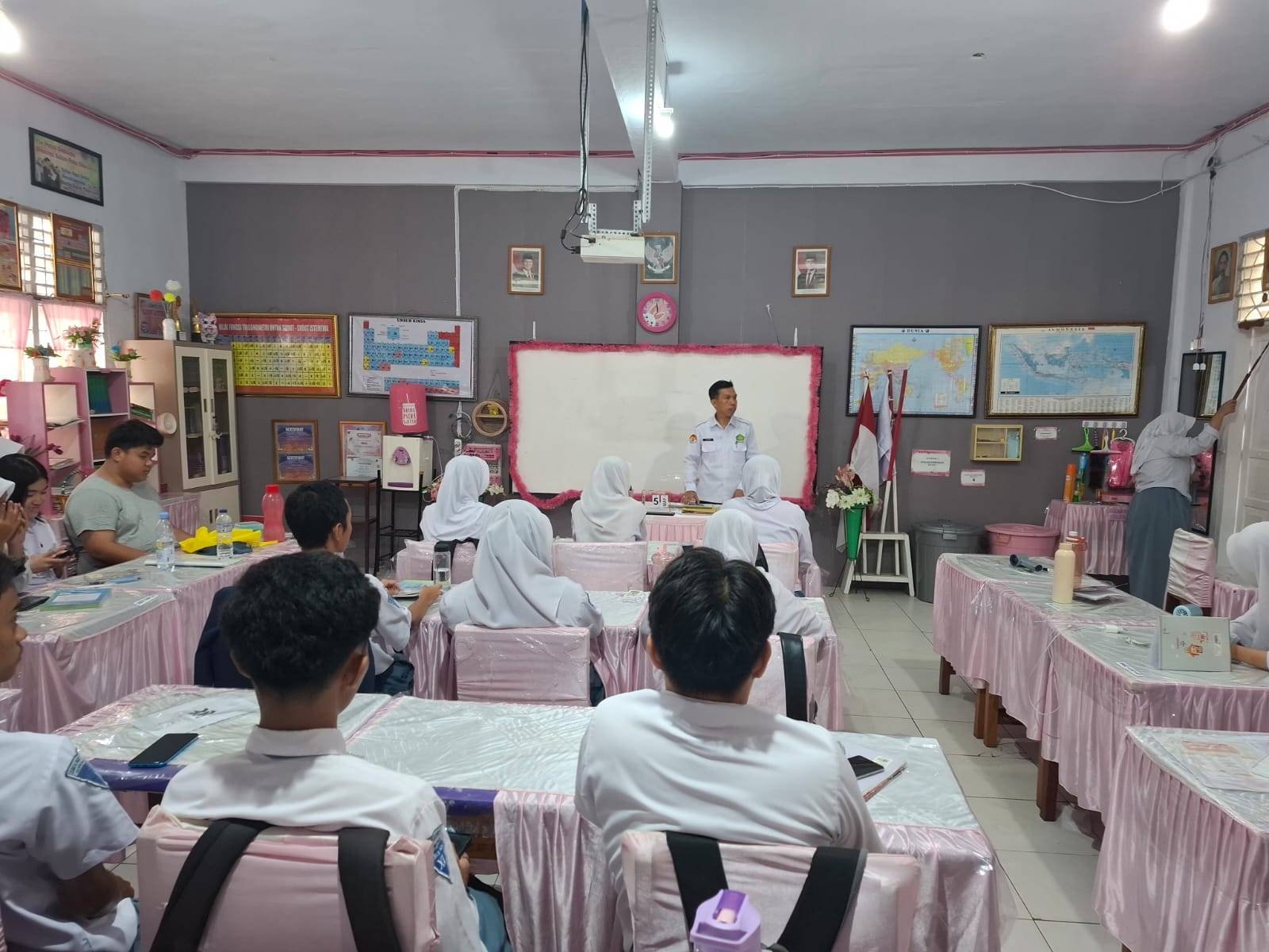 Kepala KUA Kecamatan Dungingi Jamil Beri Materi Bimbingan Remaja di SMA 1 Gorontalo 