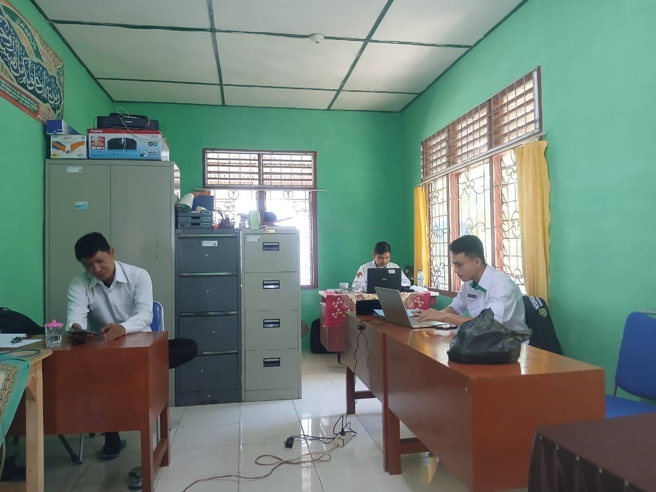 Tingkatkan Kualitas Administrasi, KUA Tuhemberua Susun Laporan Data Nikah dan Keumatan