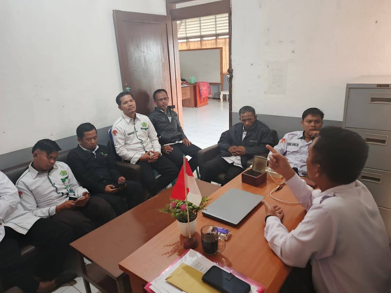 Menjelang Idul Adha, Kepala KUA Doloksanggul Sampaikan Arahan Pada Staf KUA
