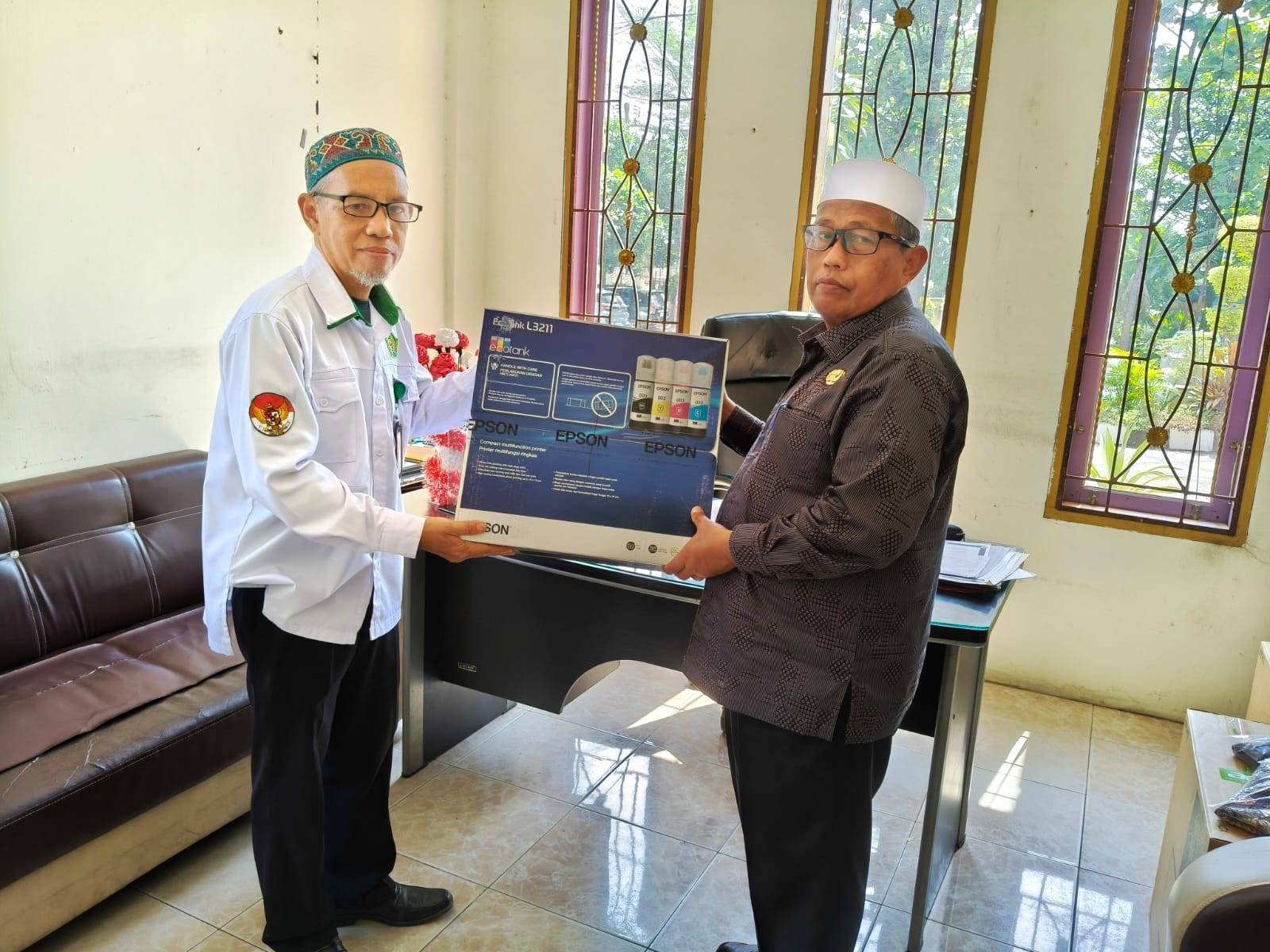 Ka. KUA Pekanbaru Kota  Menerima Bantuan Printer Dari Kasi Bimas Islam