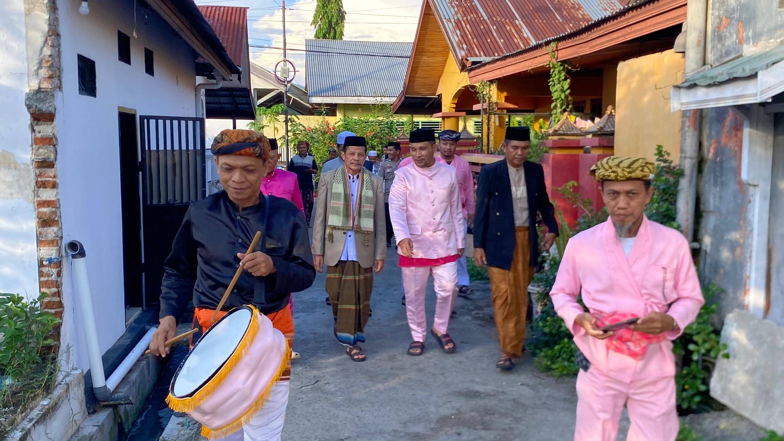 Harmoni Adat dan Syariah : Marton Abdurrahman Dijemput Genderang Menuju Mimbar Idul Adha di Masjid Al Muhajirin Kota Tengah