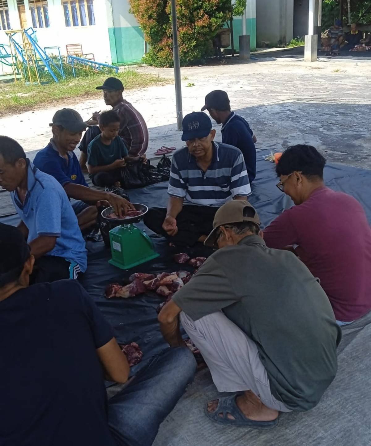 Semarakkan Idul Adha 1447 H, Kepala KUA Kecamatan Bantan Ikuti Prosesi Penyembelihan 4 Ekor Sapi di Masjid Raudhatul Ulum