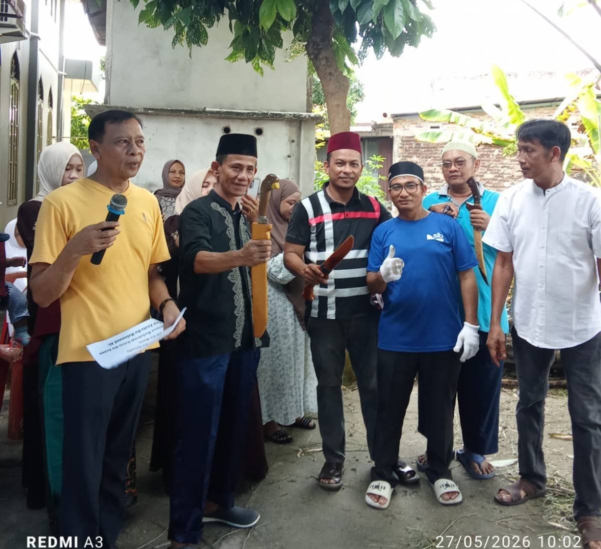 Wujud Kepedulian, Kepala KUA Bathin Solapan Ikut Langsung Sembelih Hewan Kurban di Musholla Baitul Ikhlas