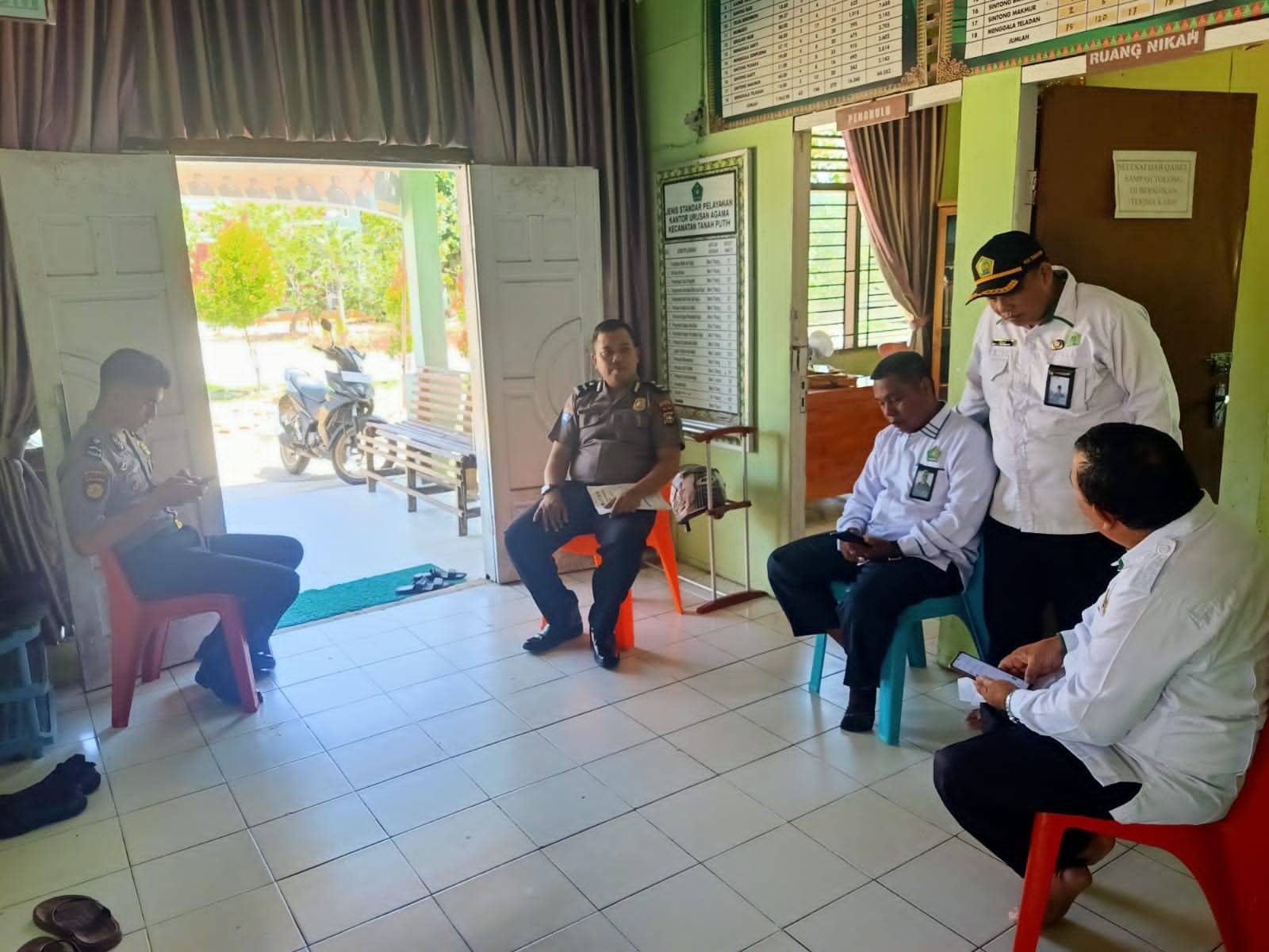 Kepala KUA Tanah Putih Terima Kunjungan Binmas Polres Rohil Bahas Bahaya Narkoba