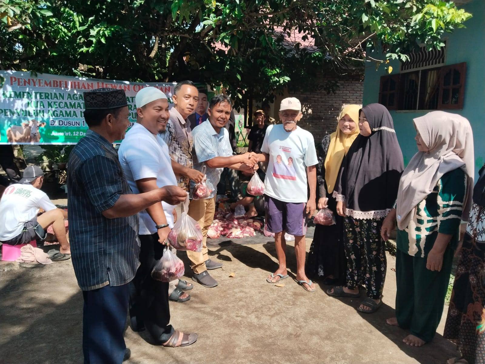Wujud Kepedulian, KUA Pulau Rakyat Serahkan Hewan Kurban untuk Masyarakat