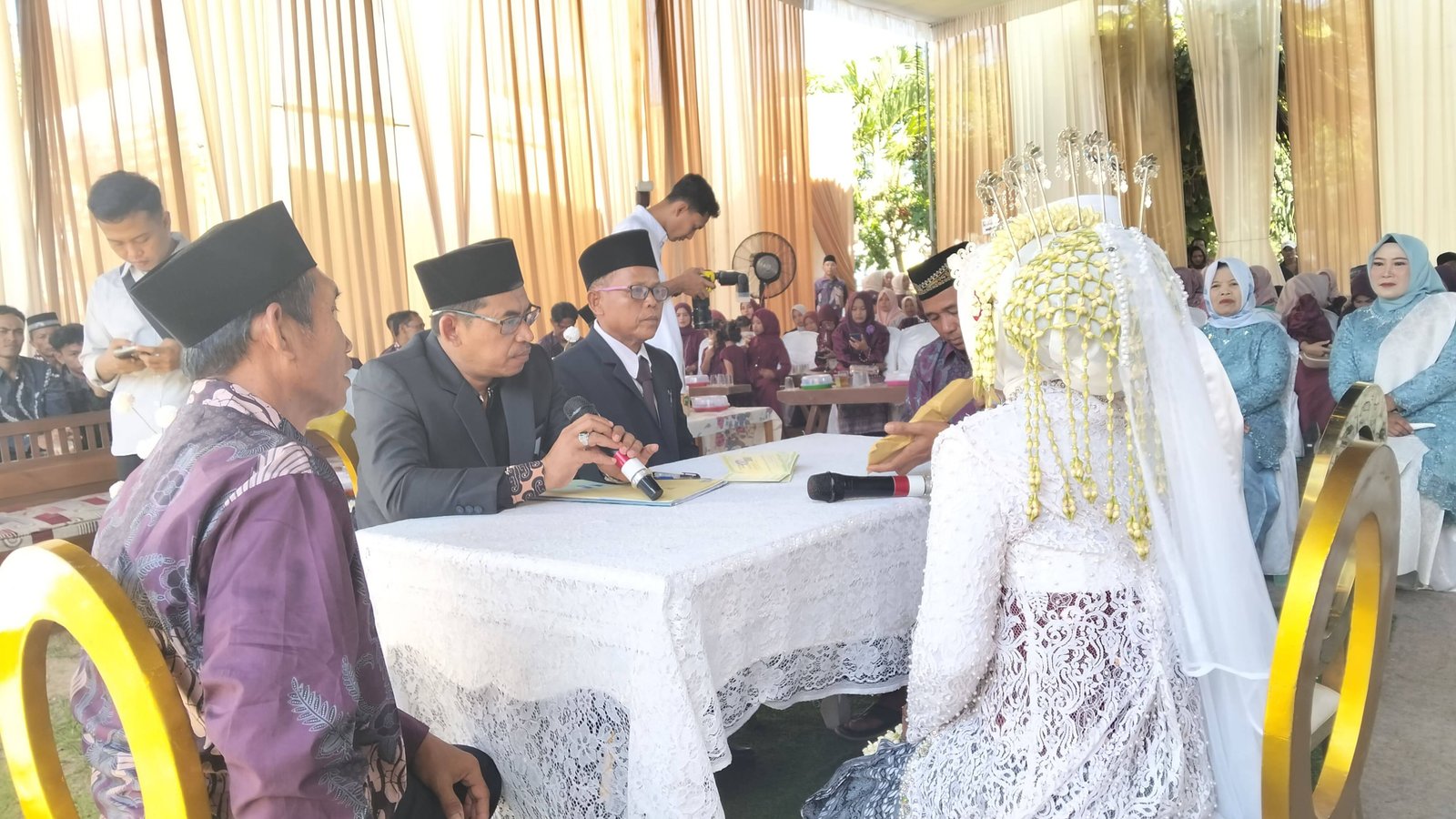 Plh Kepala KUA Raman Utara Catat Nikah Anton-Diah