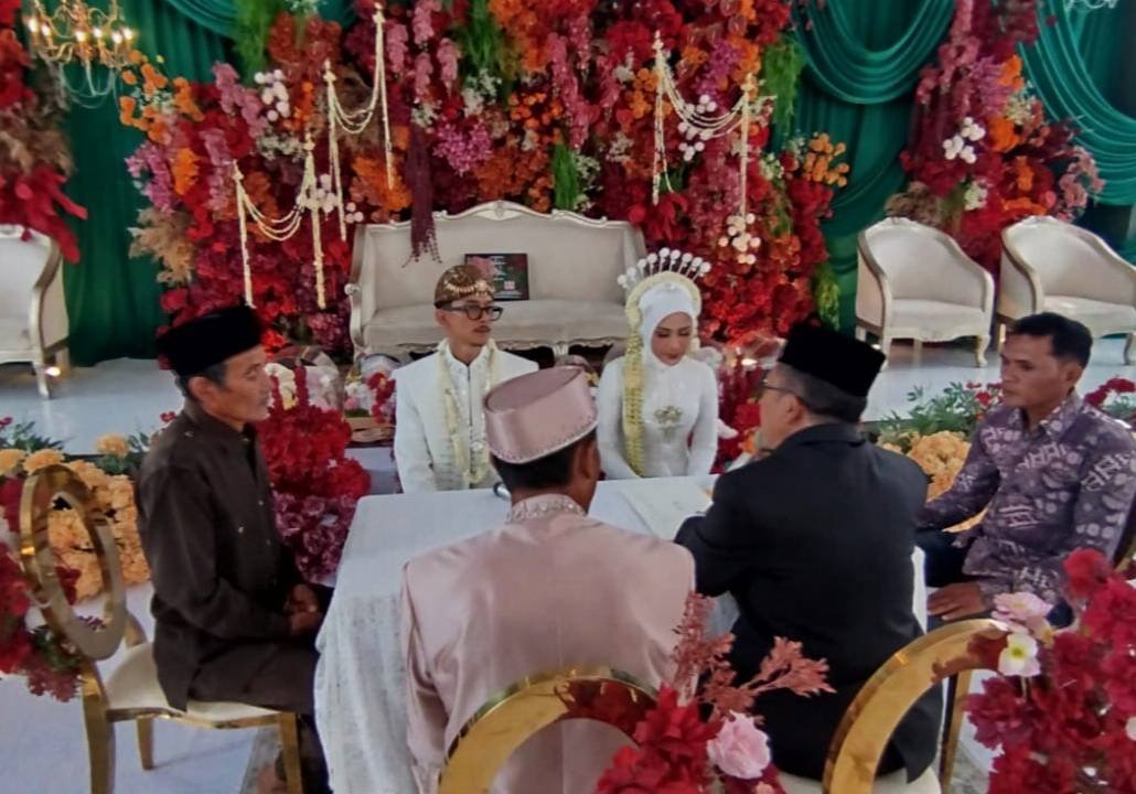 Penghulu KUA Pasir Sakti Catat Nikah Adam-Fitria