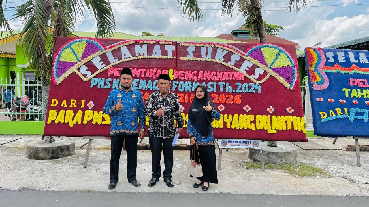 Kepala KUA Aek Songsongan Sampaikan Ucapan Selamat kepada Dua Pegawai yang Resmi Dilantik Menjadi PNS