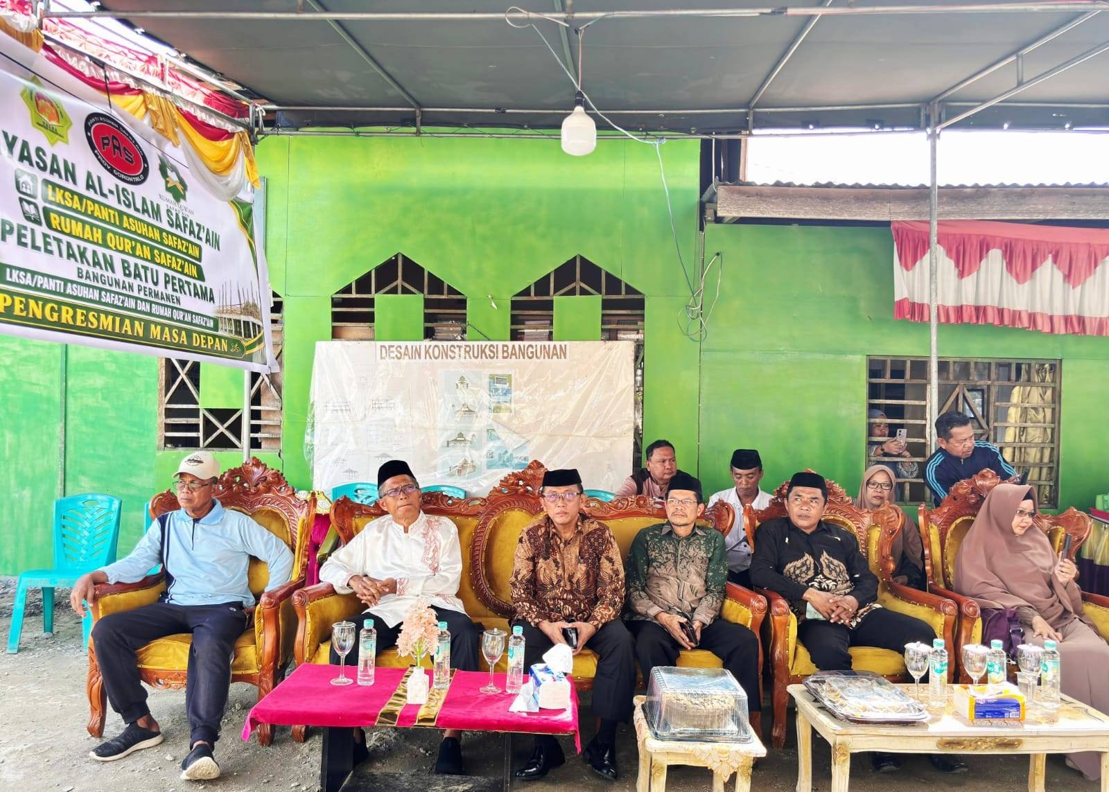 PELETAKKAN BATU PERTAMA LKSA SAFAZ AIN, KEPALA KUA KOTA TENGAH AJAK MASYARAKAT DUKUNG PEMBANGUNAN MELALUI LELANG AMAL