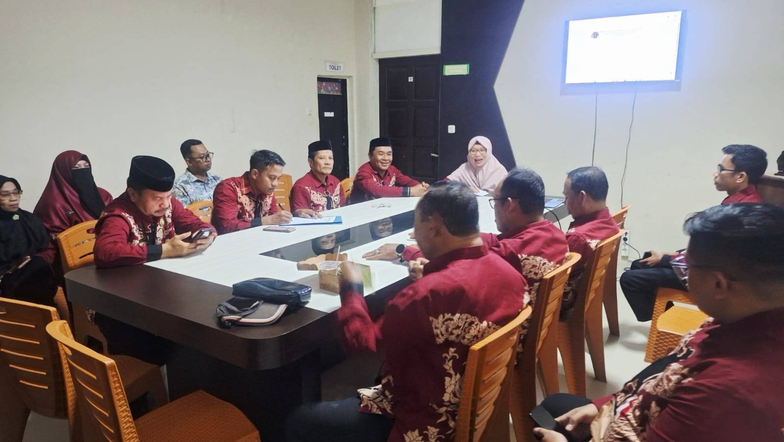 Internal Kemenag Bergerak : Marton Abdurrahman Dampingi Kasie Zawa Koordinasikan Data Tanah Wakaf dengan Kepala KUA Se-Kota  Gorontalo
