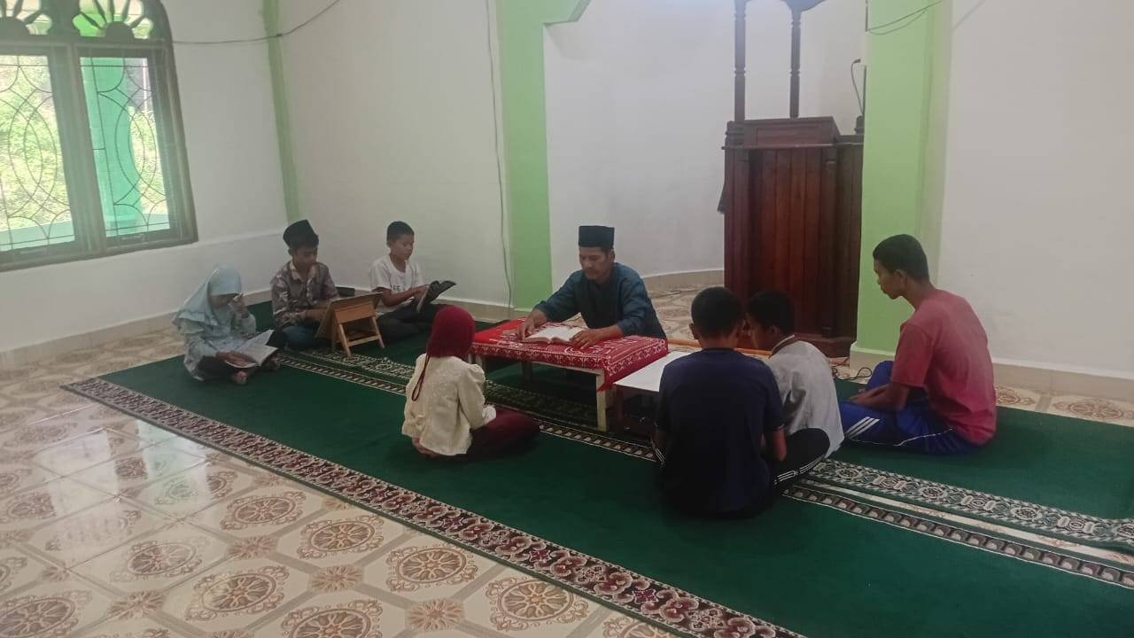 KUA Lumban Julu Rutin Gelar Pemberantasan Buta Huruf Hijaiyah Bagi Generasi Muda di Masjid Asy-Syuhada Binangalom