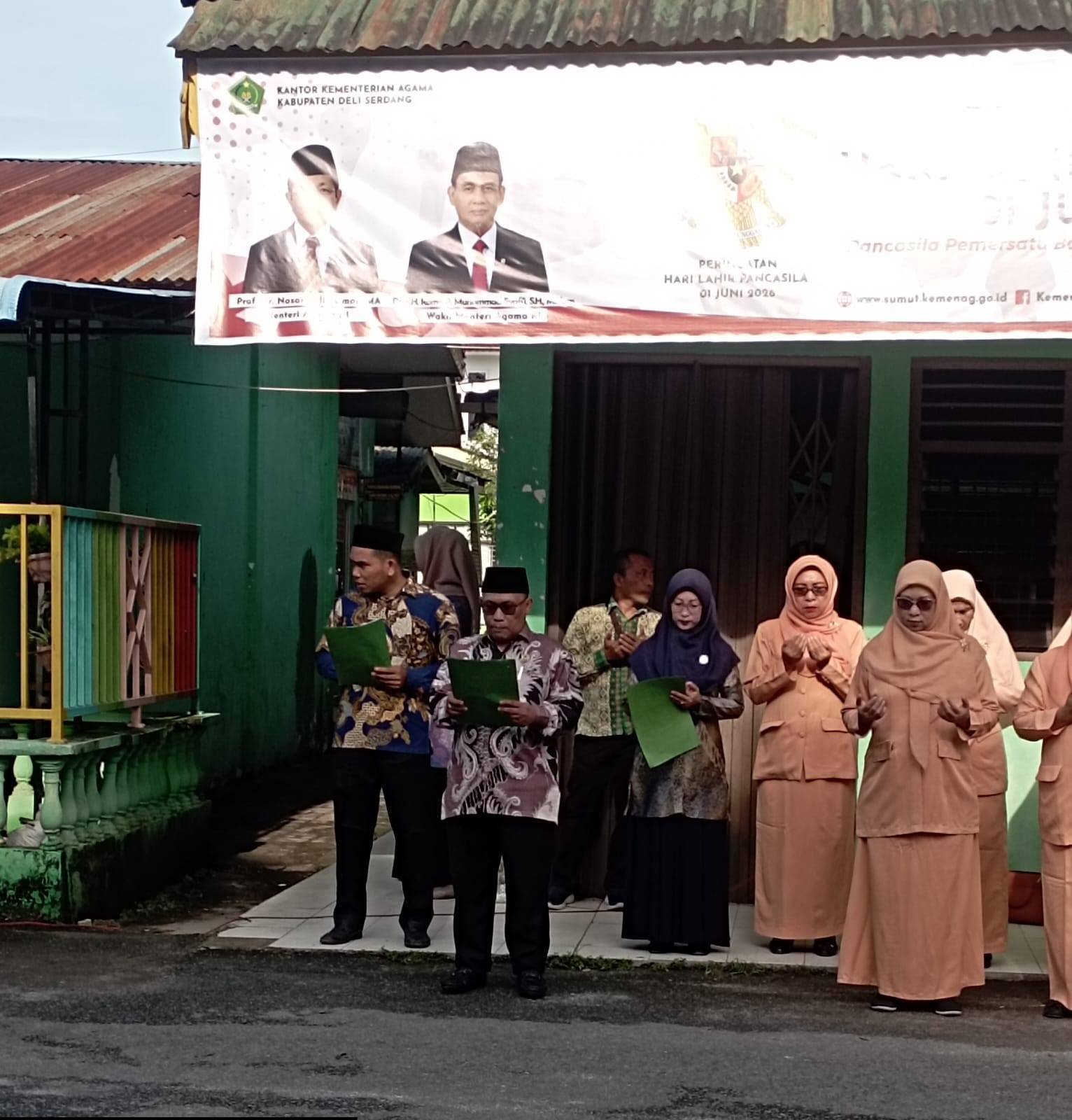 Kepala KUA Batang Kuis Pimpin Doa dalam Upacara Hari Lahir Pancasila