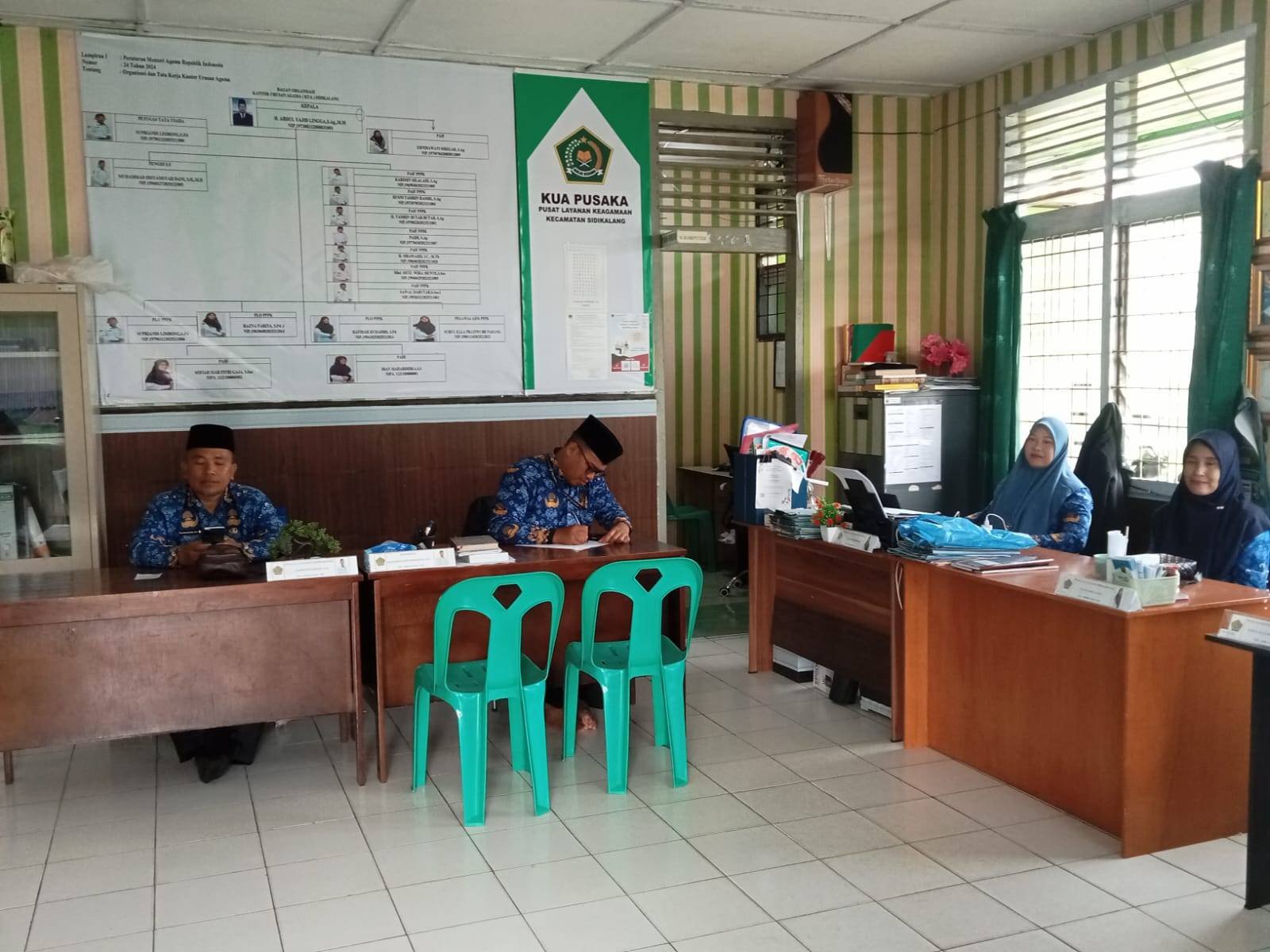 Tingkatkan Transparansi, Kepala KUA Sidikalang Instruksikan Penyusunan SOP Layanan Publik
