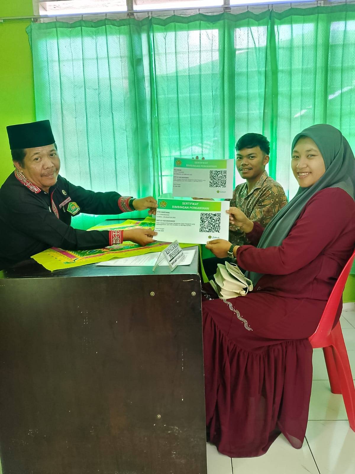 Bekali Calon Pengantin, KUA Sumbul Gelar Bimbingan Perkawinan dan Serahkan Sertifikat Bimwin