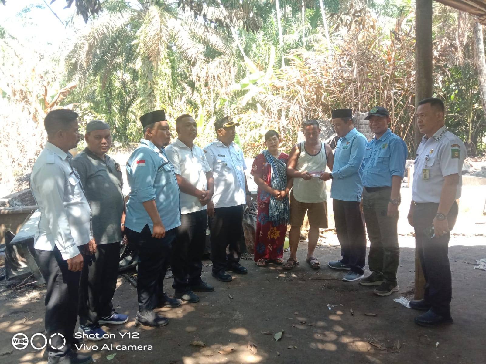 Kepala KUA Salapian Dampingi Baznas Langkat Tinjau dan Berikan Bantuan Korban Kebakaran di Desa Pancor Warno 