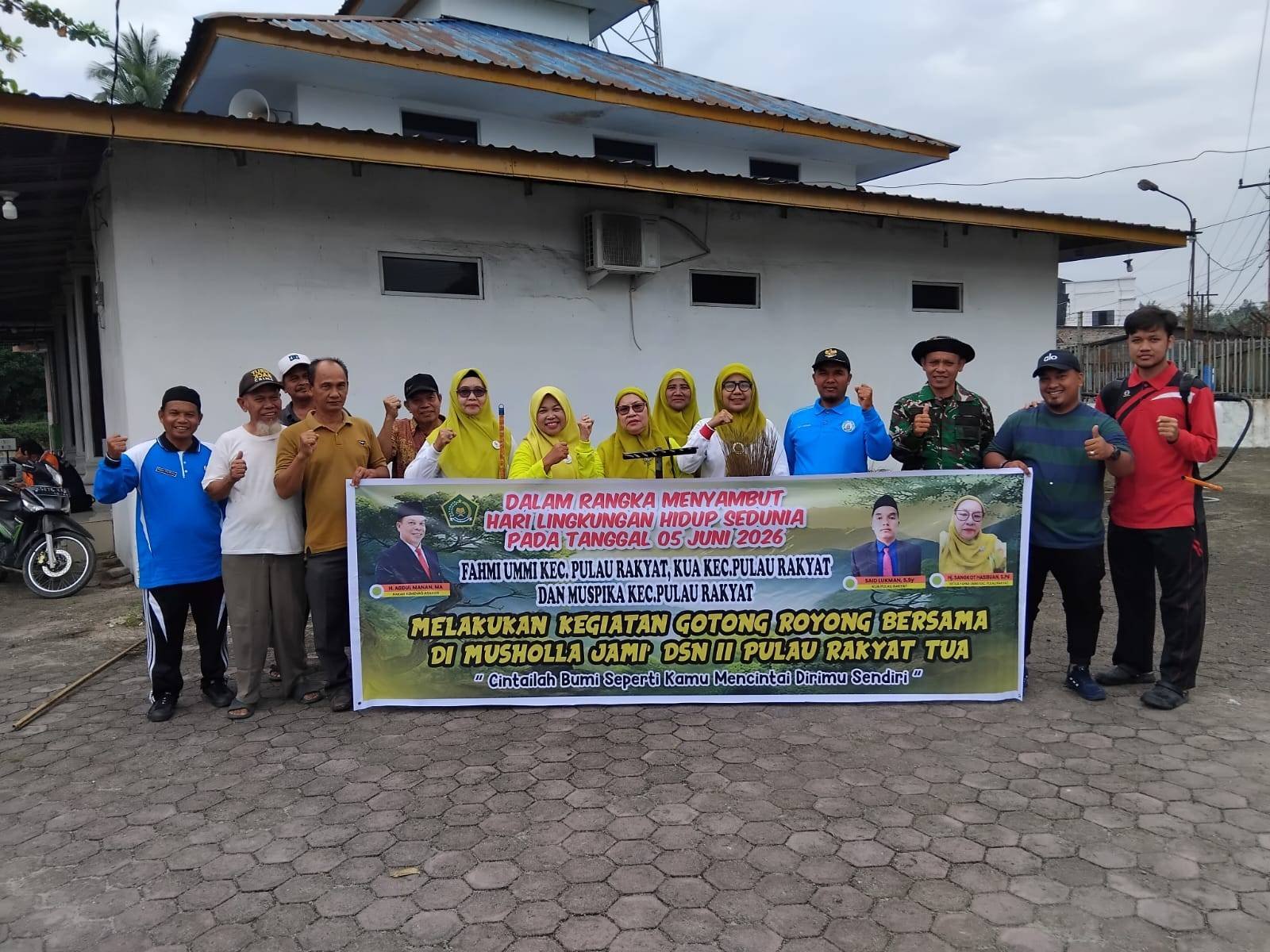 Aksi Gotong Royong Mushola Warnai Peringatan Hari Lingkungan Hidup di Pulau Rakyat