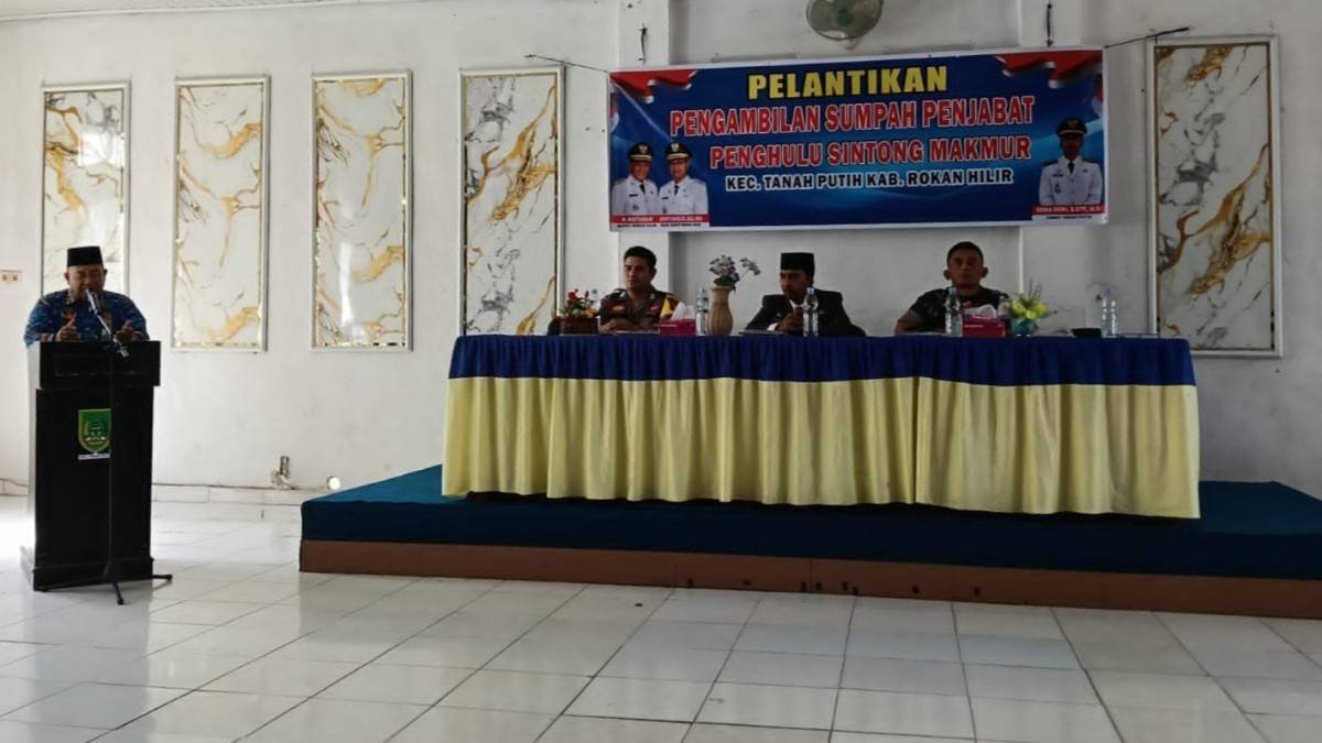 Kepala KUA Tanah Putih Pimpin Doa pada Pelantikan Pj Penghulu Sintong Makmur