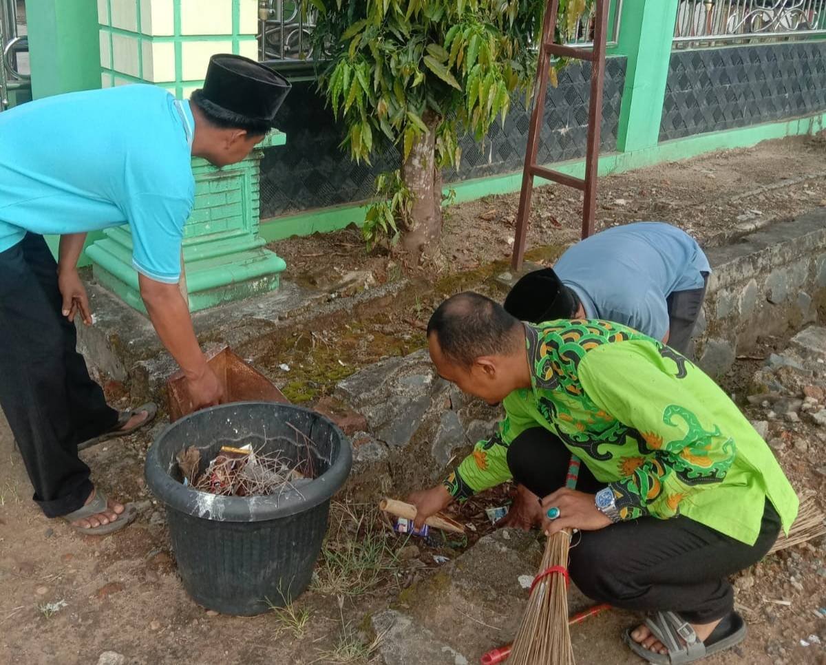 KUA Raman Utara Laksanakan Giat Gemah Asri Rutin 