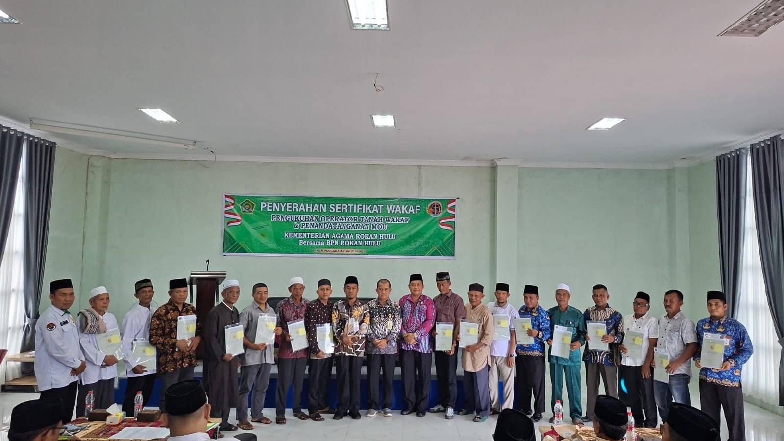 KUA Ujung Batu Hadiri Penyerahan Sertifikat Tanah Wakaf di Kemenag Rokan Hulu