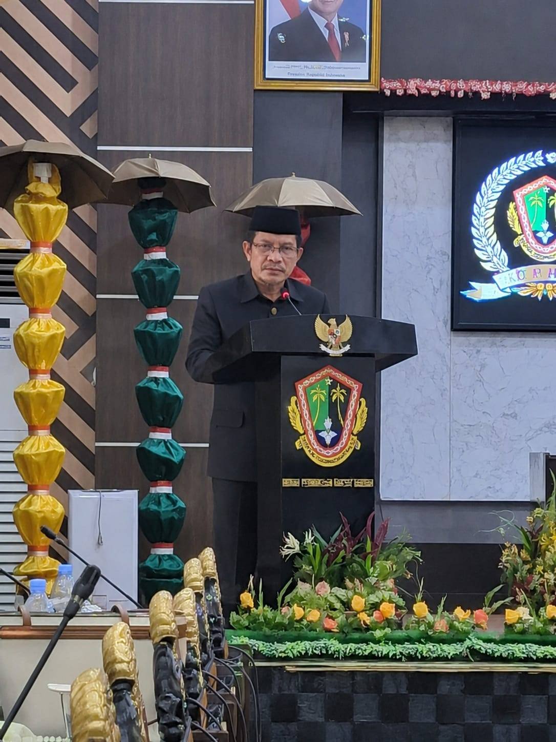 Marton Abdurrahman Wakili Kakan Kemenag Kota Gorontalo Baca Do'a Penutup pada Rapat Paripurna DPRD